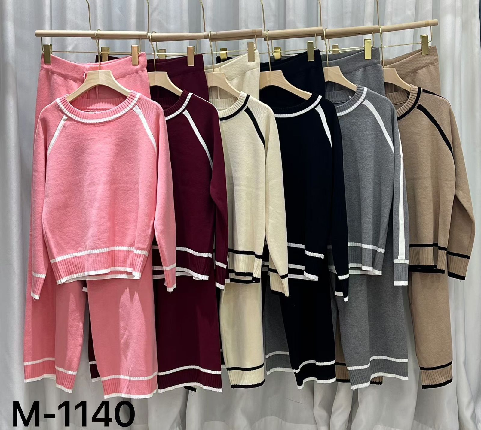 conjunto-deportivo-de-dama-con-linea-en-contraste-33719-1833a7cd-aec8-4438-9046-688166ef52d7