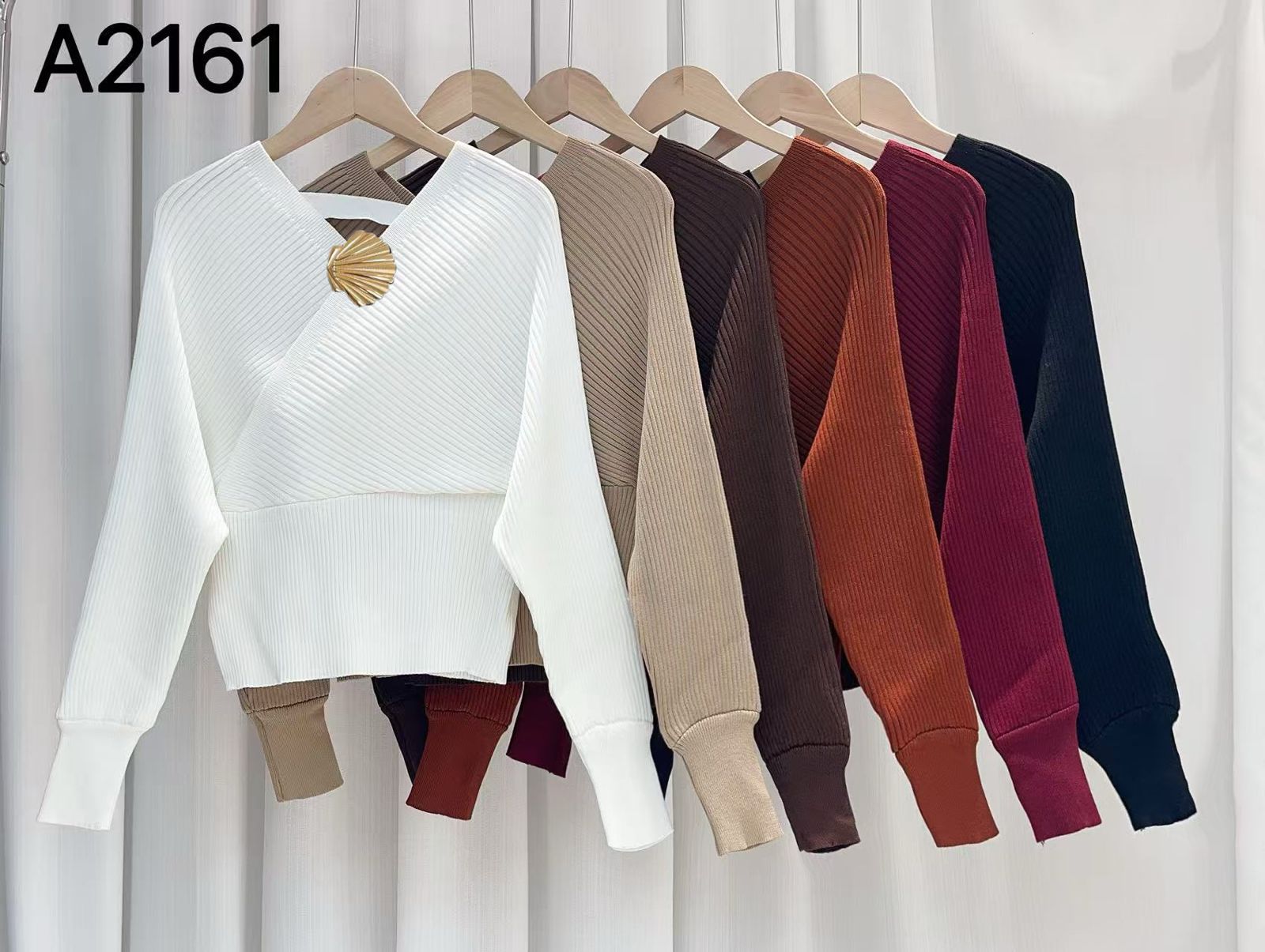 sueter-cruzado-con-detalle-dorado-24117-5d4680e2-5b6f-410a-9442-9e0e056591ff