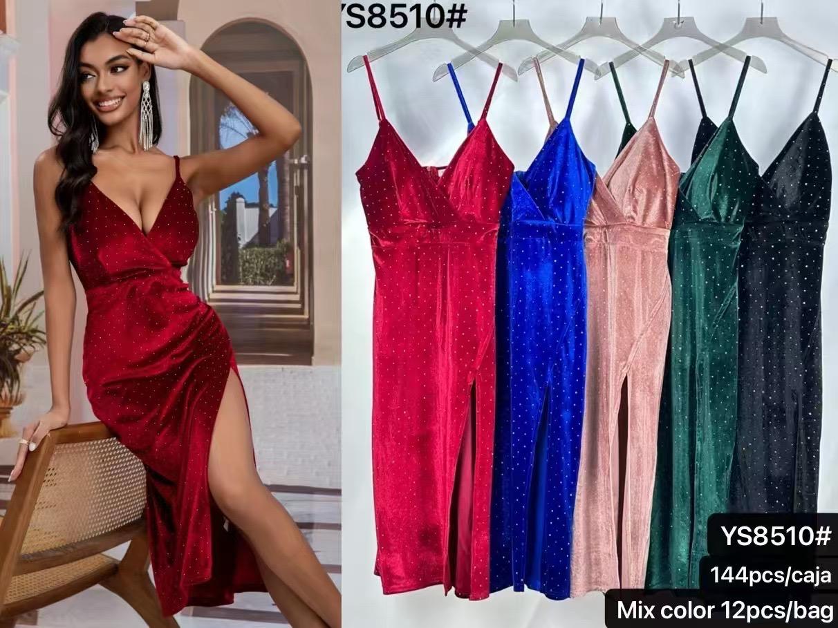 vestido-de-terciopelo-con-abertura-2319-bf4f7143-ace8-44f3-8aac-9c6c146ee768