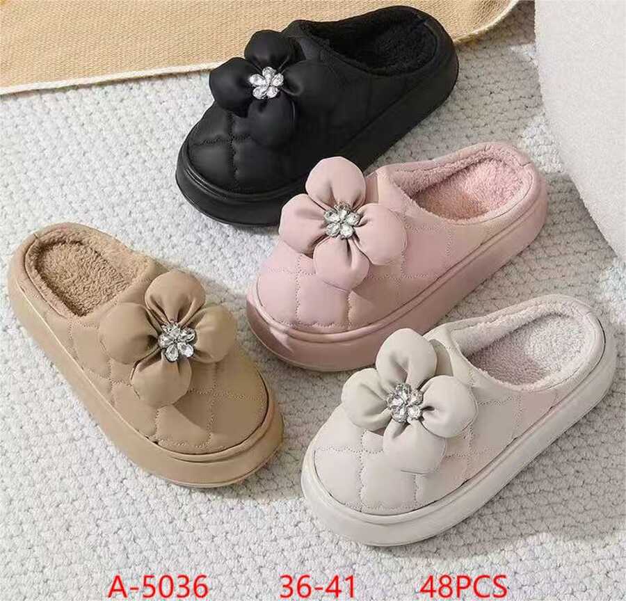 pantuflas-de-invierno-con-adorno-de-flor-12370-5b62b527-6ec0-4d95-a364-30d5cd4fc593
